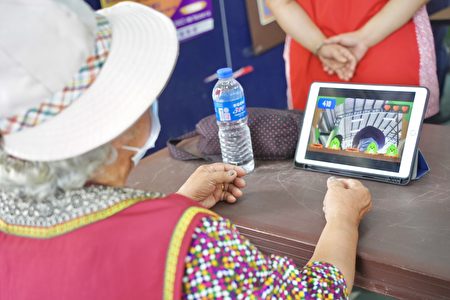 屏東縣政府在縣內六鄉鎮開辦「銀閃閃數位學苑」，讓高齡者不再是數位弱勢。