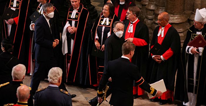 王岐山及随从出席英女王葬礼戴口罩引热议