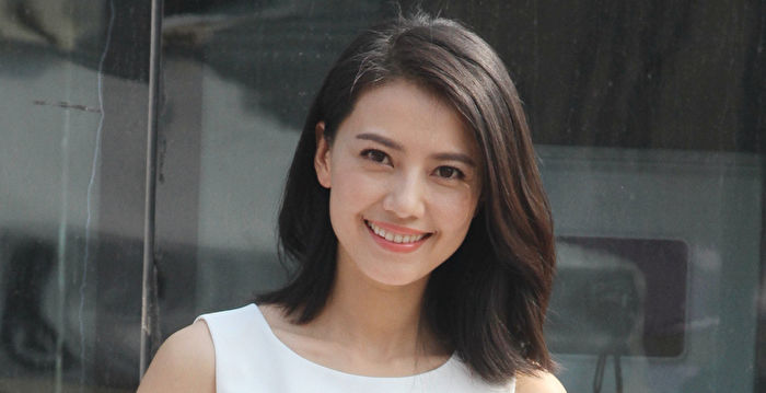 高圆圆公开行李箱内装 随身带毛巾并自备枕头