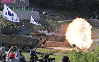 组图：韩国防务展前 陆军举行实弹演习