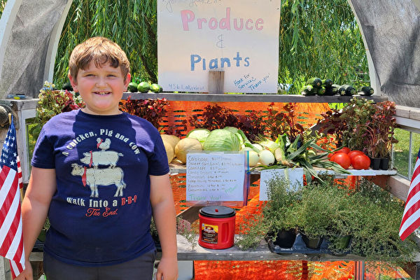 美国9岁男童创业卖农产品 梦想当农民