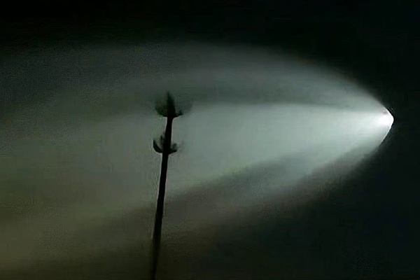 新疆多地出现巨大发光不明飞行物 登热搜