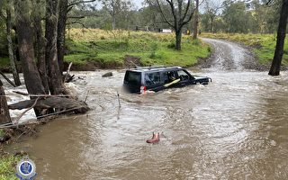 新州警察多次冒險進入洪水 隻身救出3人