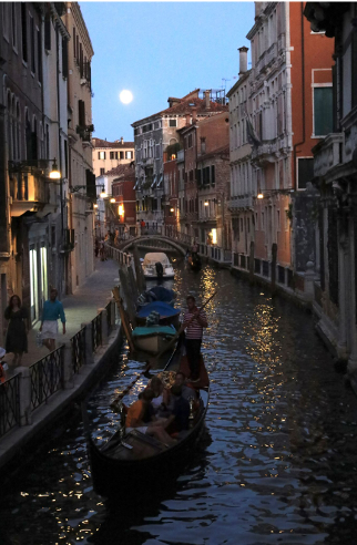 一轮明月在夕阳西下后轻悬夜空，威尼斯渐渐变安静和浪漫。（图片版权：安儿提供）