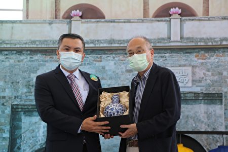 圖為國立故宮博物院吳密察院長與駐臺北越南經濟文化辦事處武進勇代表交換禮物。