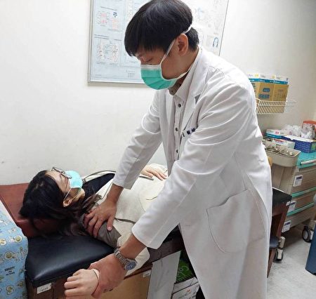蔡旻虔医师建议，糖尿病友罹患五十肩，可接受关节镜手术，并于术后搭配复健治疗。