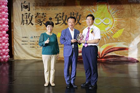嘉义县长翁章梁（中）颁奖表扬荣获师铎奖的和睦国小校长陈振兴（右）。