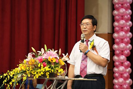 荣获师铎奖的和睦国小校长陈振兴（如图）在表扬大会中，分享其教学生涯。