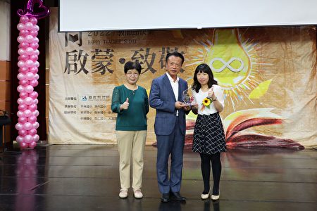 嘉义县长翁章梁（中）颁奖表扬荣获师铎奖的溪口国中老师黄馨仪（右）。