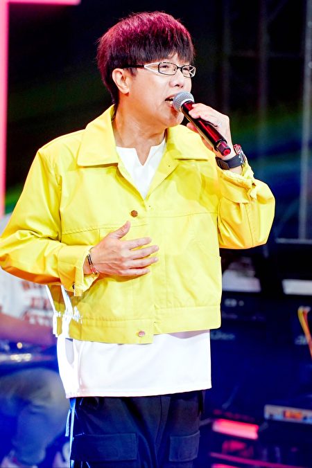 办桌二人组主唱冯伟杰举办20周年公益演唱会“爱与希望 相冯”。