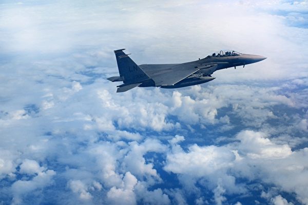 美军视频：F-15E战机一枚炸弹瞬间击沉靶船