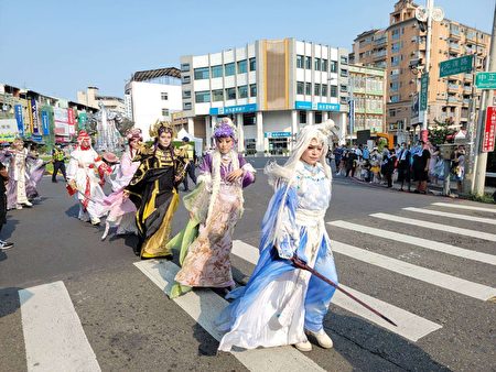 偶戏嘉年华踩街活动，cosplay团体相当吸睛！