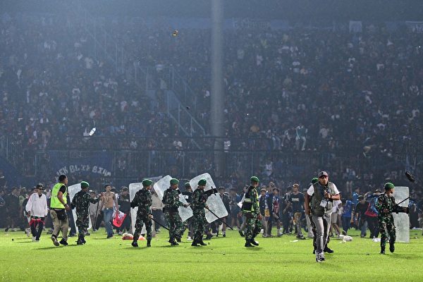 Ít nhất 125 người thiệt mạng, 320 người bị thương trong cuộc bạo động bóng đá Indonesia