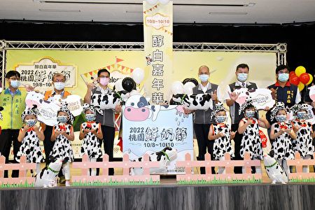 2022桃园鲜奶节，近距离观赏小牛小羊寓教于乐。