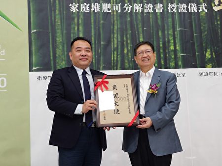 全球柑仔店董事长徐惇颖（左）邀请新竹县长杨文科成为负碳大使。