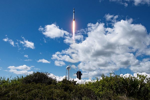组图：SpaceX火箭搭载Crew-5飞船升空
