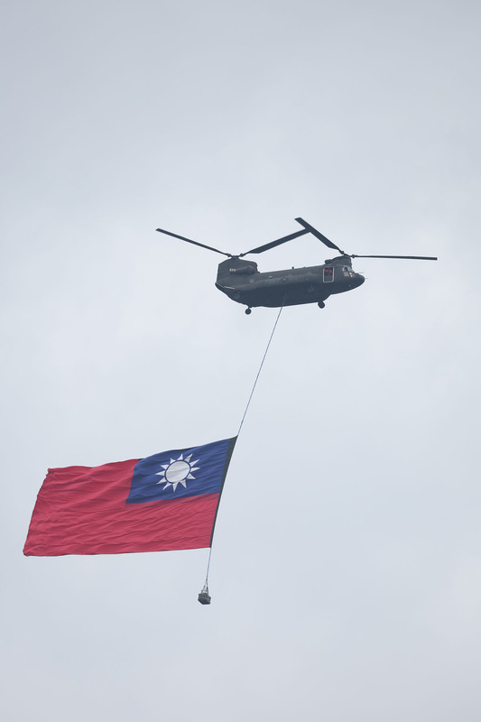 直升機吊掛巨幅國旗飛越北市上空