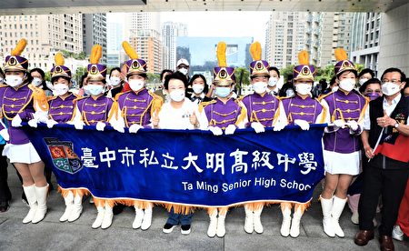 市长卢秀燕与大明高中乐仪队合影。