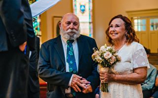 恩愛夫妻未曾舉辦婚禮 50年後家人送驚喜