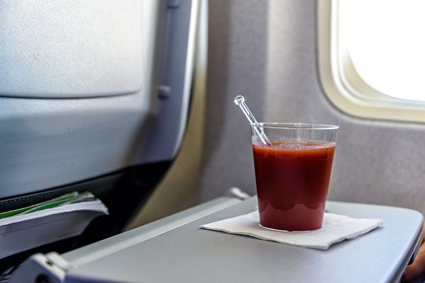 为什么在飞机上很多乘客都点番茄汁？