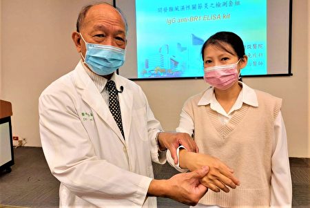 37岁黄小姐(右)从18岁开始发病，因误诊为痛风，至23岁求诊中国医药大学附设医院风湿免疫科蔡嘉哲教授(左)，才找出病灶改善症状。