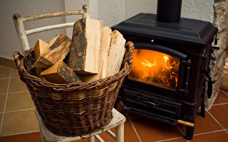 采暖费太贵 英国人烧炭烧木材取暖