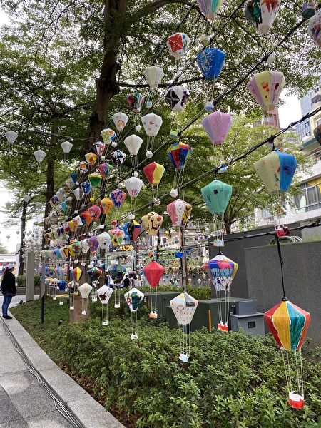 台北心中山線型公園周圍掛起彩繪熱氣球，呈現台東鐵花新聚落氛圍。