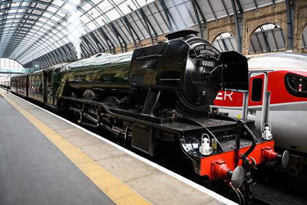 组图：伦敦国王十字车站展出近百年蒸汽火车