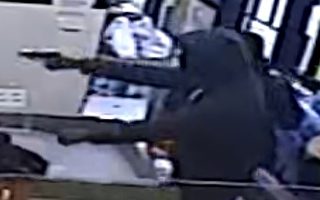 纽约两男持枪抢劫布碌崙超市五千美元