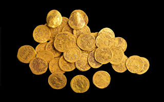 组图：以色列遗址墙内出土44枚珍贵纯金币