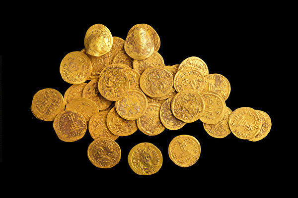組圖：以色列遺址牆內出土44枚珍貴純金幣