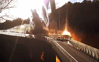 【军事热点】俄军撤退浮桥被炸 惊现俄飞行员跳伞瞬间