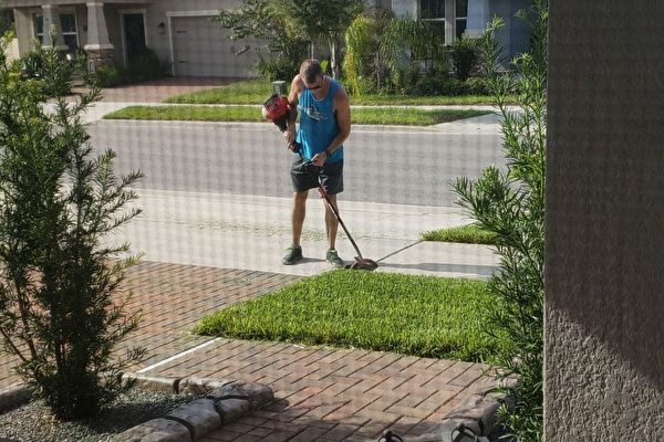 好邻居帮军人家剪草坪 为其换得宝贵家庭时光