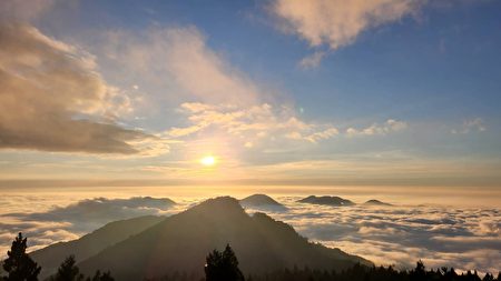  每年10-12月是阿里山观看云海最佳的时节。