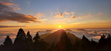  阿里山国家森林游乐区小笠原观景平台云海落日。