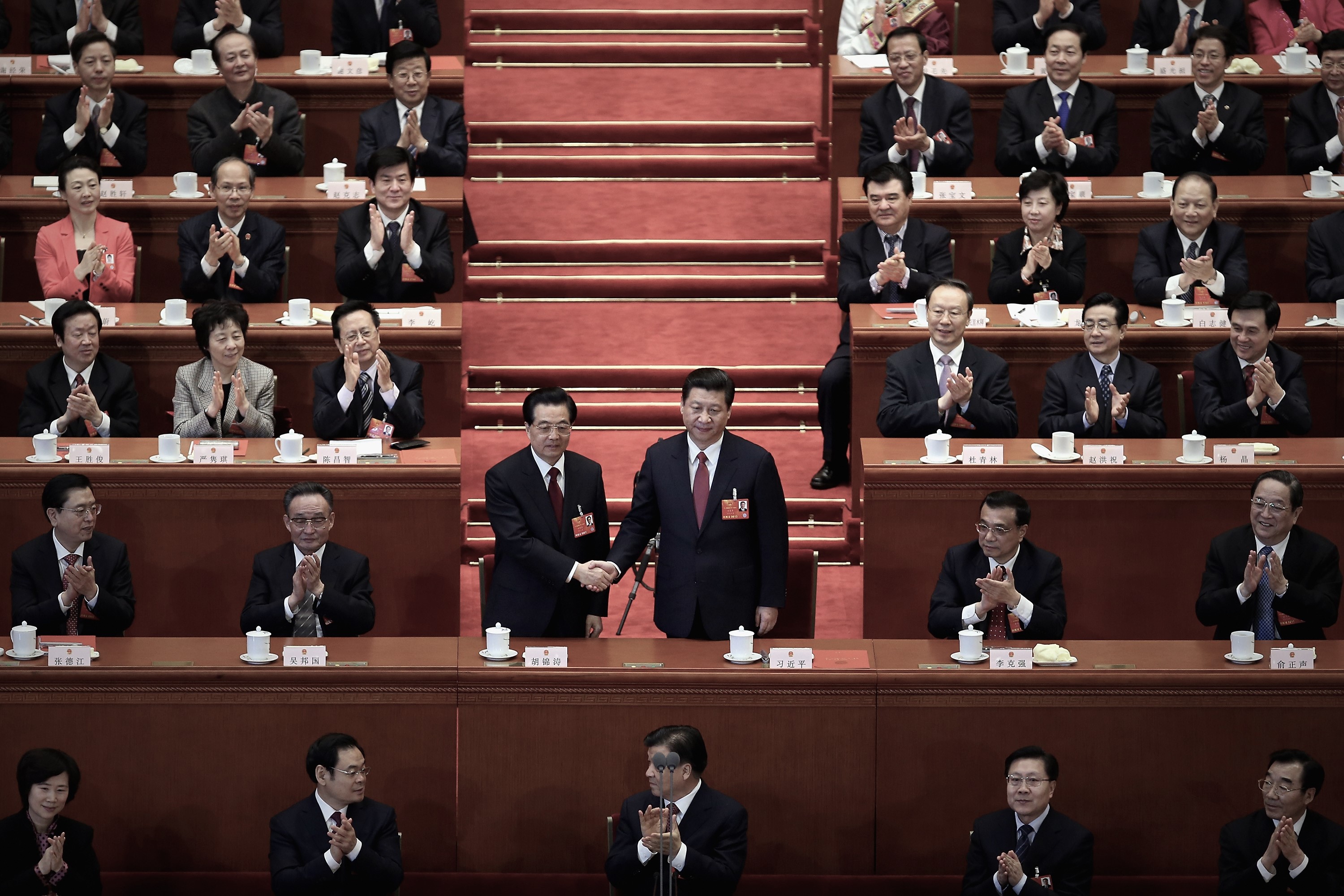 2013年3月14日中共人大会议上,胡锦涛(左)全退与习近平(右)完成权力交接。习近平正式成为中共中央总书记、国家主席兼中央军委主席。(Feng Li/Getty Images)