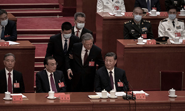 【网海拾贝】胡锦涛被架离，在场者为何个个目无表情？