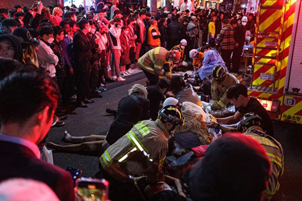韩国踩踏案现场 男星抢救伤者 哭泣祈祷