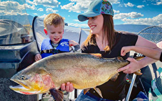 爱达荷州一位母亲捕获巨型鳟鱼 打破州纪录