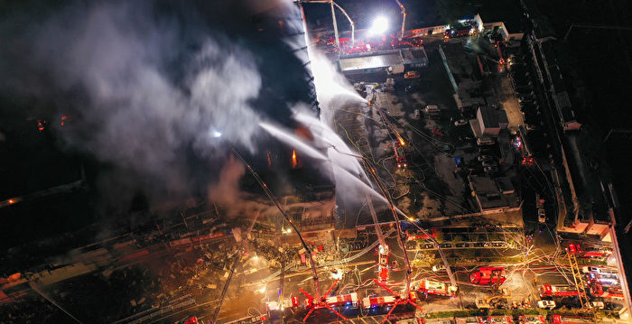 组图：南京知名大商场火灾 内部被摧毁