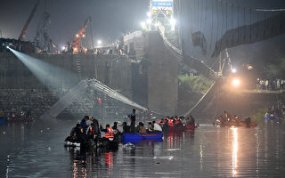 组图：印度悬索桥坍塌135人死 数百人救援