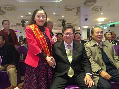 藍營揭露經濟黨主席張采明與桃園市長鄭文燦合照。