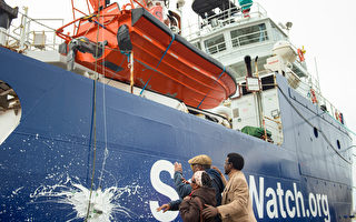 组图：德国汉堡港举行救援船洗礼仪式