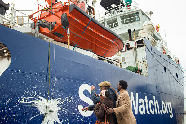 組圖：德國漢堡港舉行救援船洗禮儀式