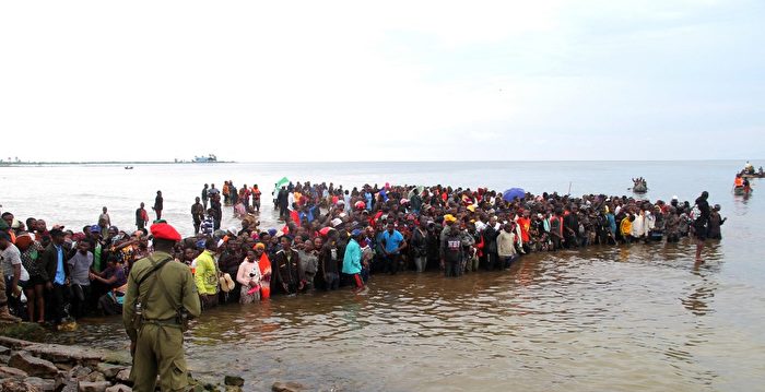 坦桑尼亚载43人航班坠湖 19人死