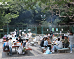 香港公众烧烤炉解封首个周末 不少市民烧烤畅聚