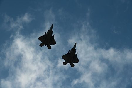 美軍F-22戰機進駐日本沖繩汰換老舊F-15 | 大紀元