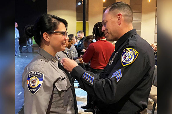 男警从毒窟救出女婴 22年后亲自为她戴警徽