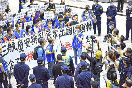 工會認為，不但外籍旅客轉機極為不便，對台灣人亦有許多不便之處。