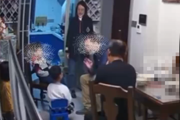 因小孩被傷害 南京醫生上門掌摑幼兒毆打老人